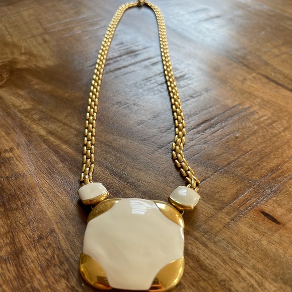 Creme and gold vintage Monet necklace - Picture 4 of 5